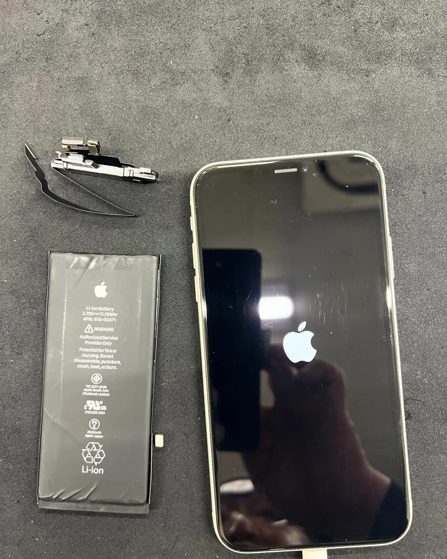 iPhoneXRのイヤースピーカー修理とバッテリー交換