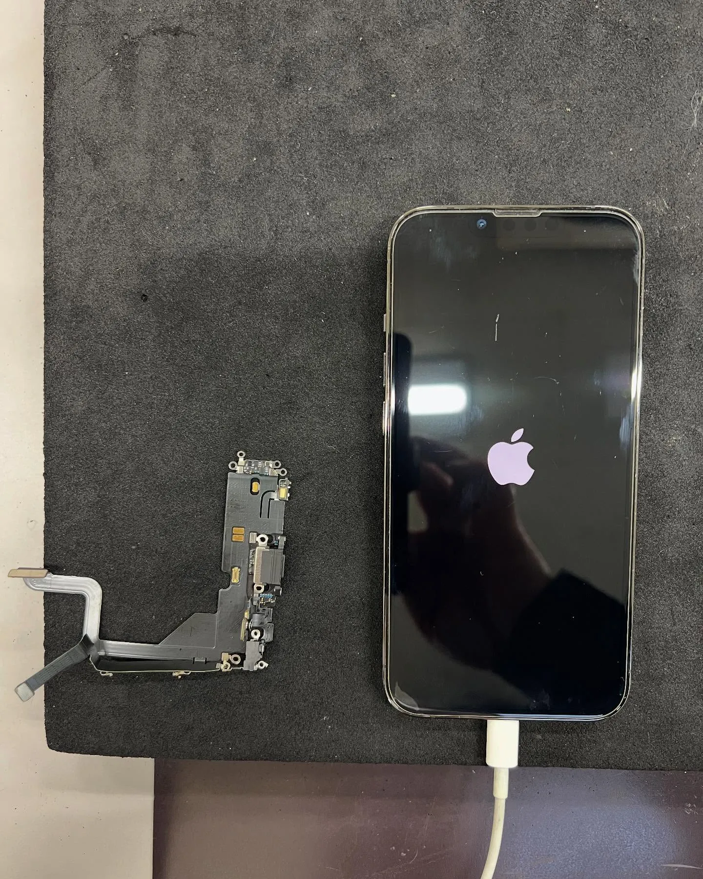iPhone13proの充電コネクター修理