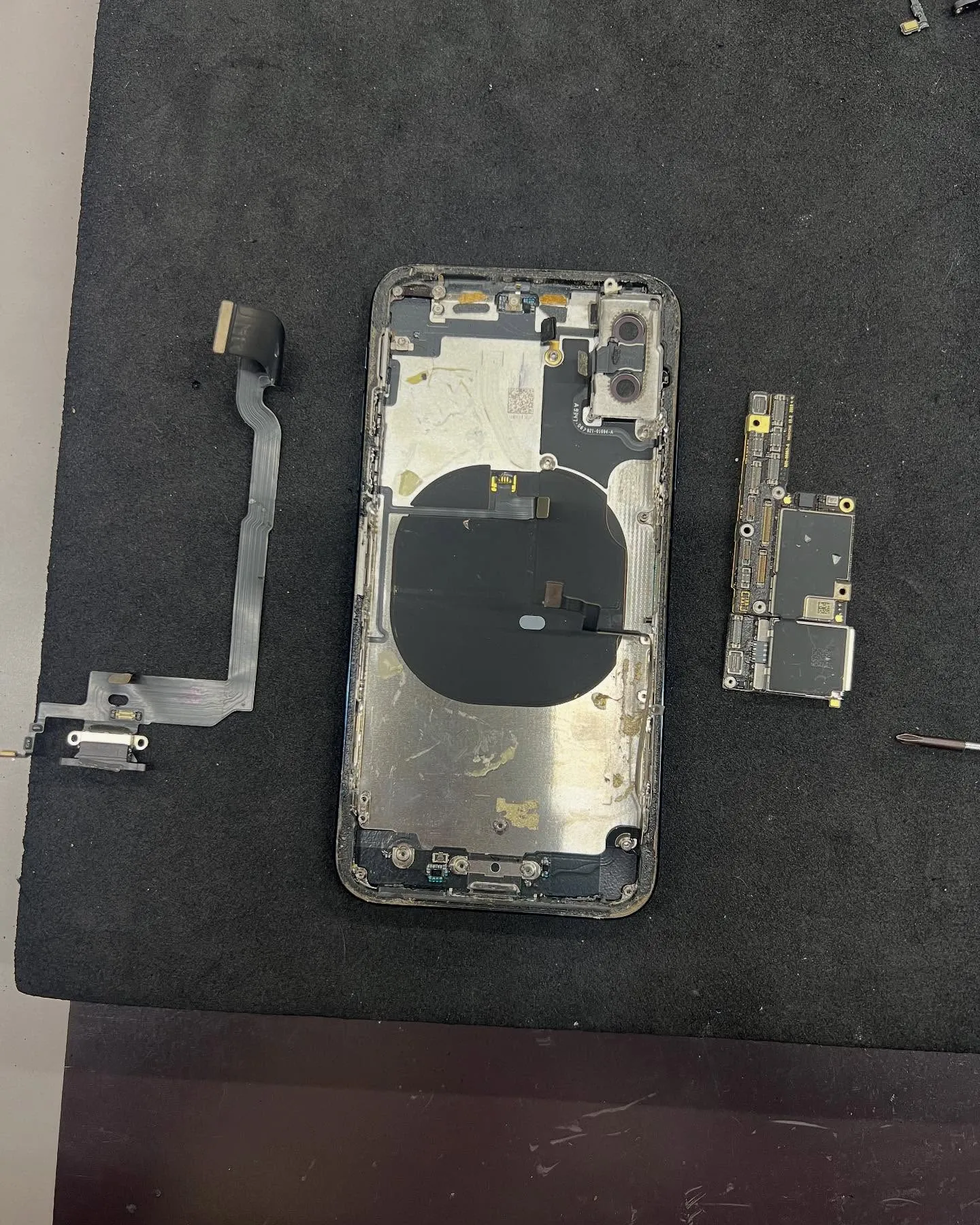 iPhoneXの充電コネクター修理