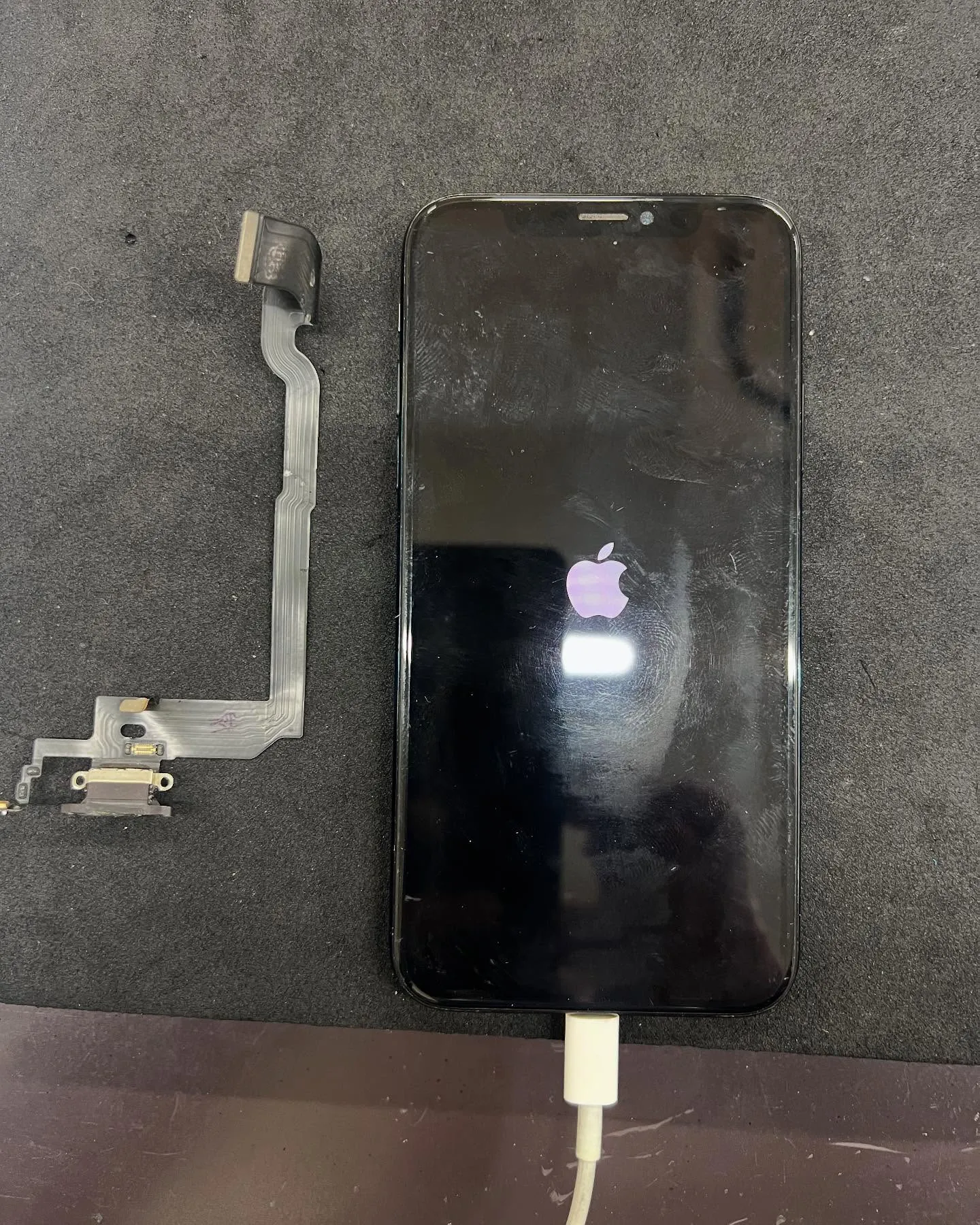 iPhoneXの充電コネクター修理