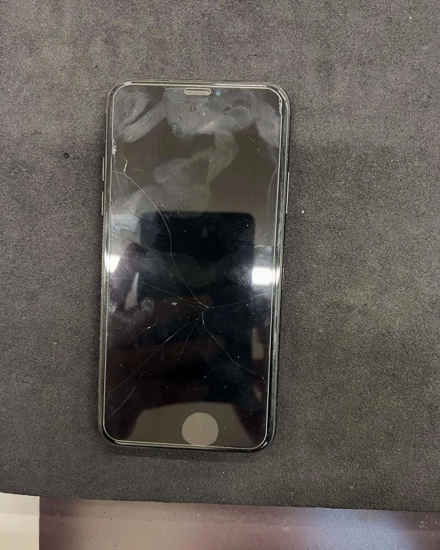 iPhone 11proのイヤースピーカー修理とバッテリー交...