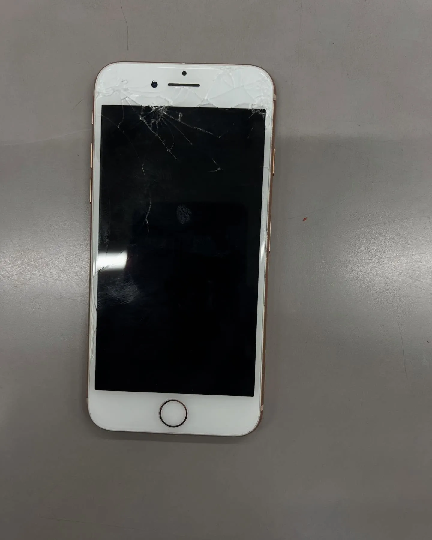 iPhone8の画面修理と背面パネル交換