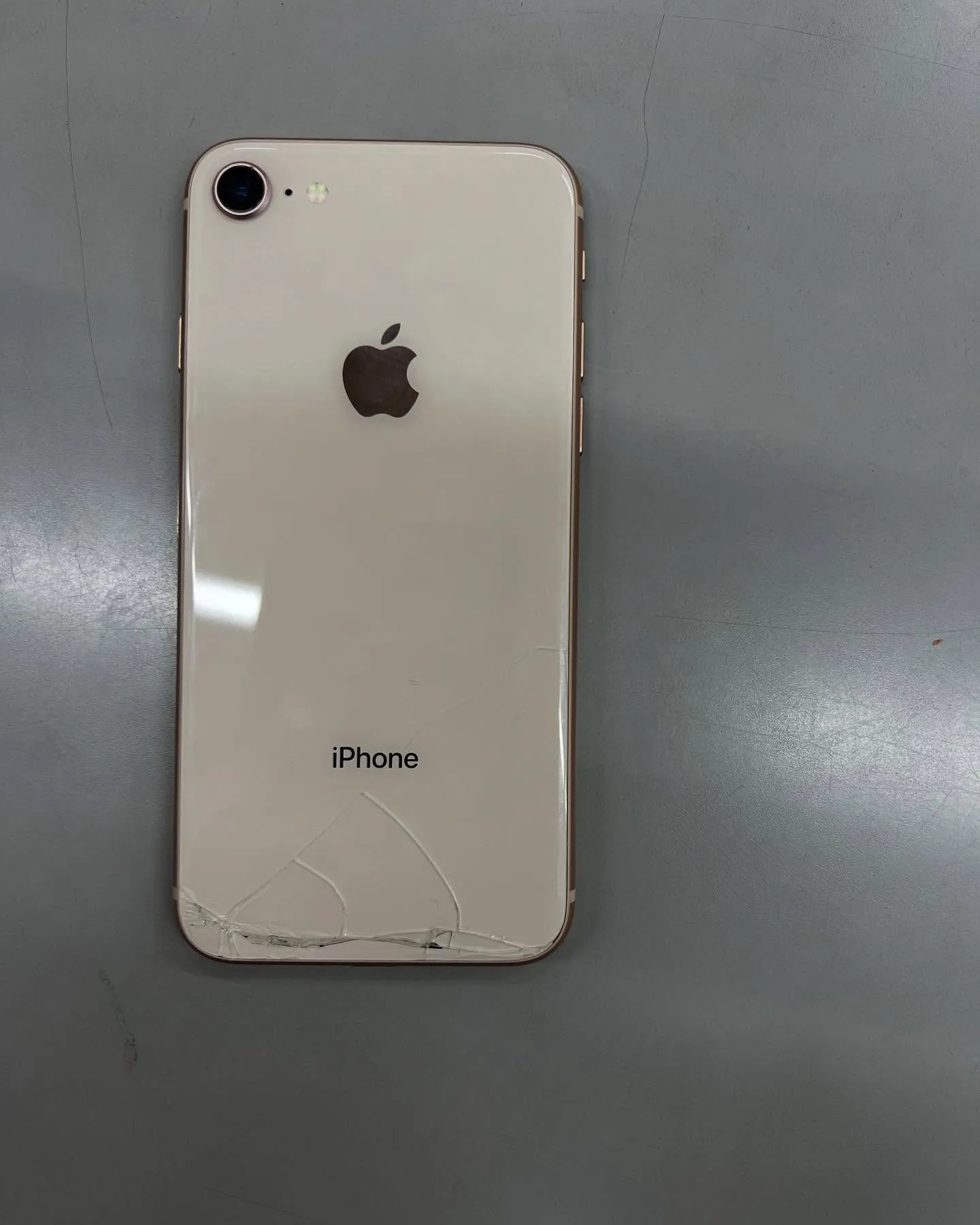 iPhone8の画面修理と背面パネル交換
