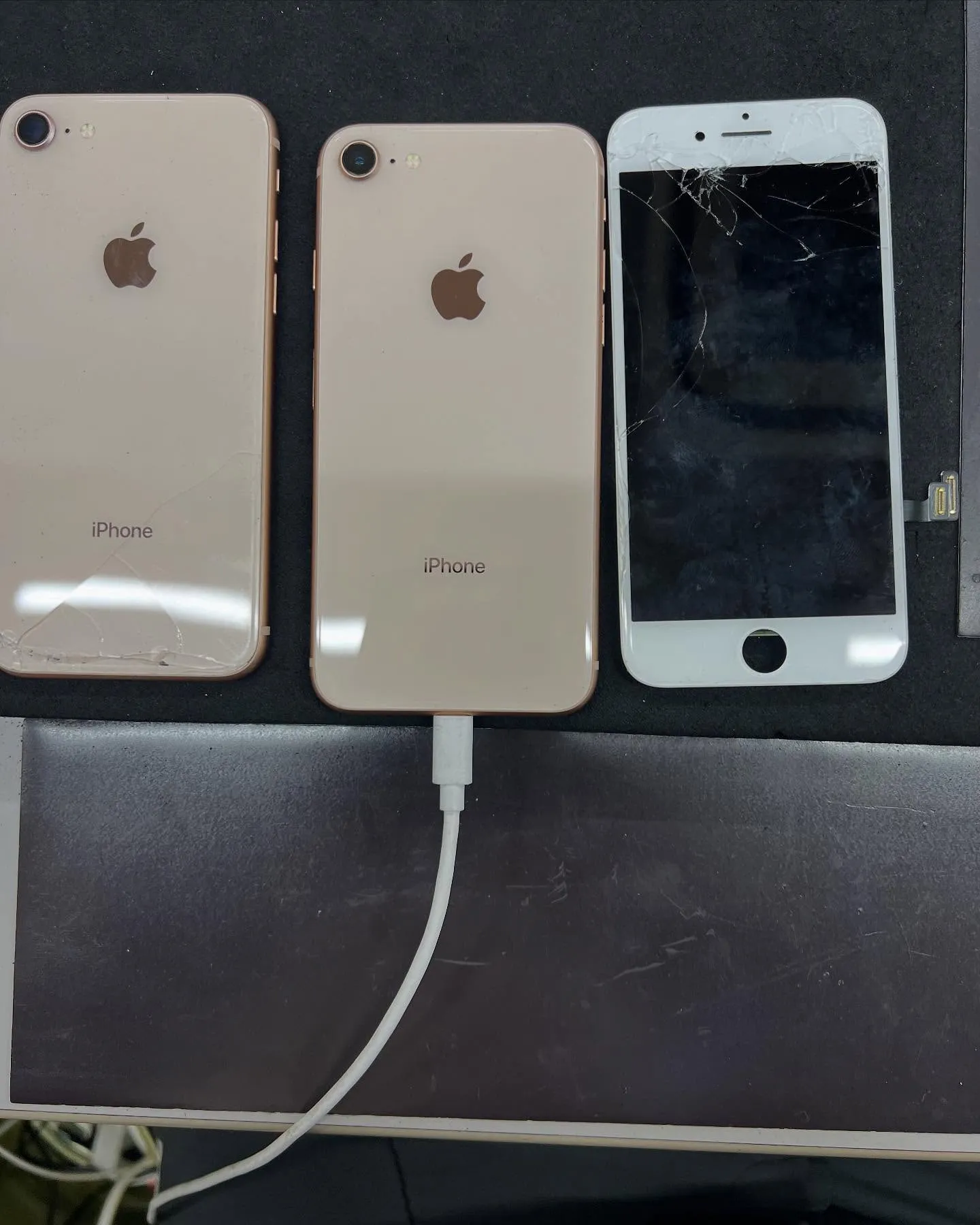 iPhone8の画面修理と背面パネル交換