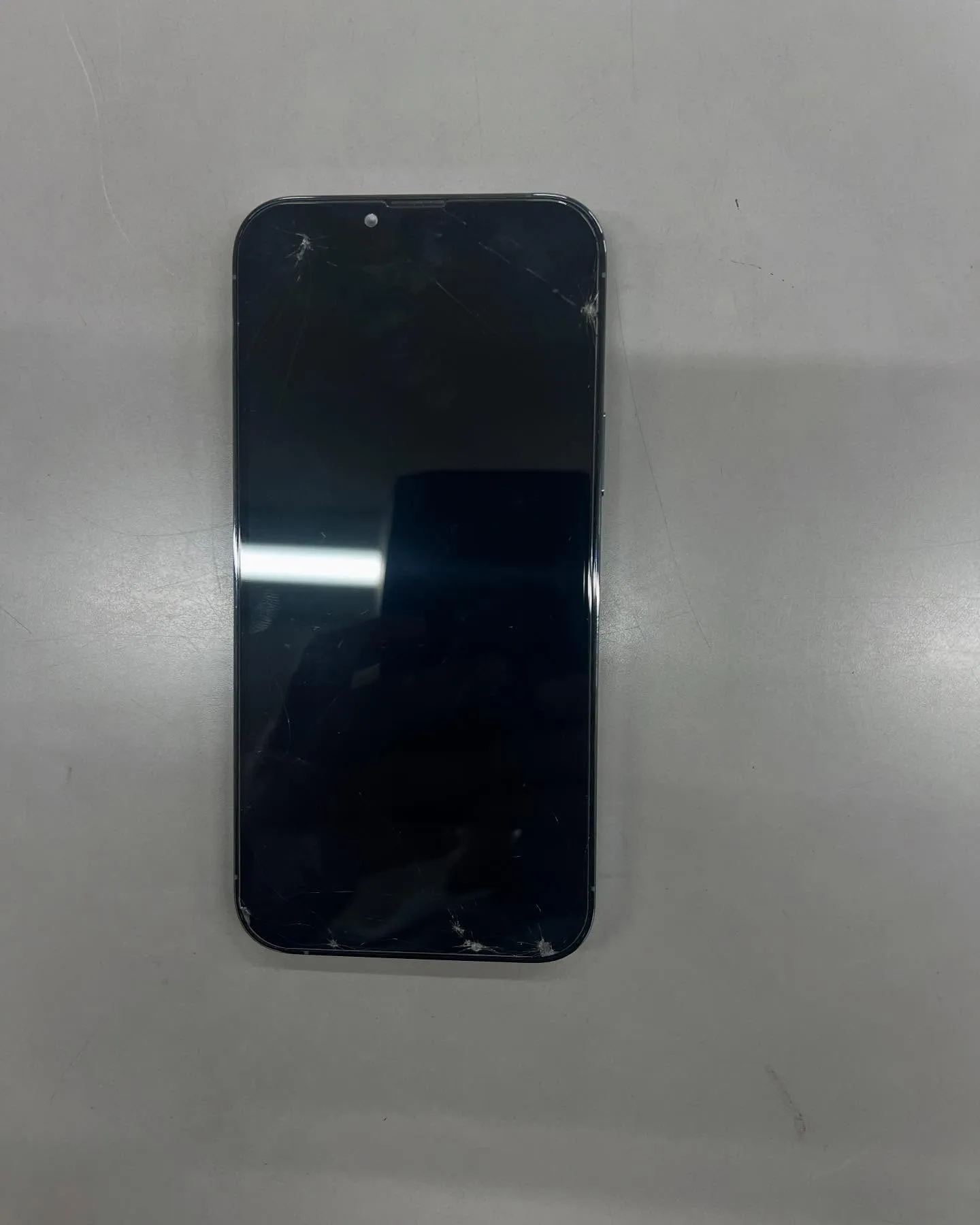 iPhone13pro maxの画面修理とイヤースピーカー修...