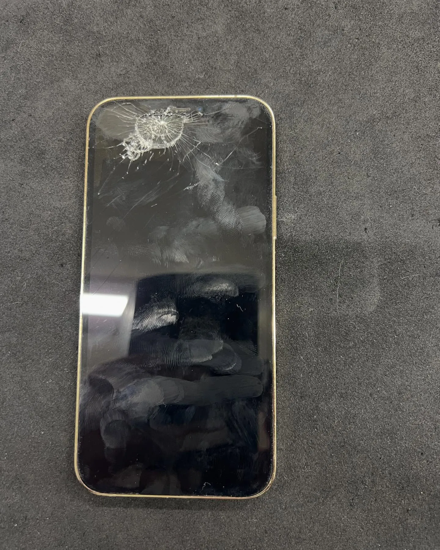 iPhone12の画面修理