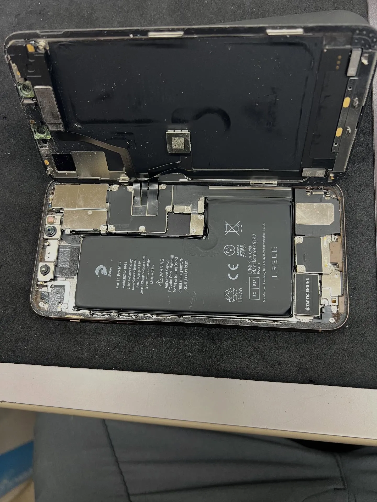 iPhone 11promaxの画面修理とイヤースピーカー修...