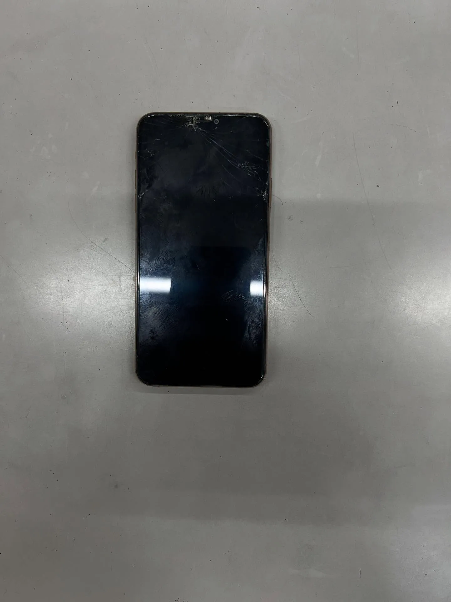 iPhone 11promaxの画面修理とイヤースピーカー修...