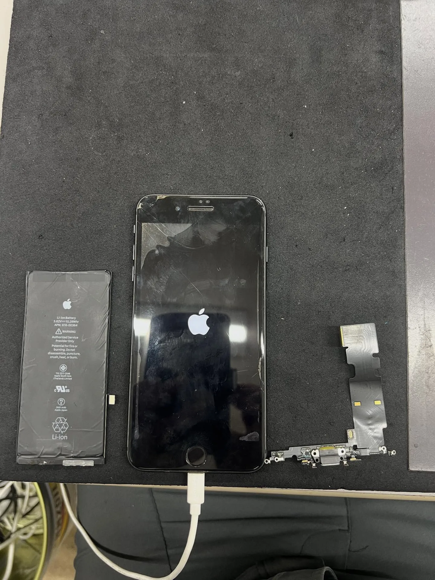 iPhone8plusの充電口修理