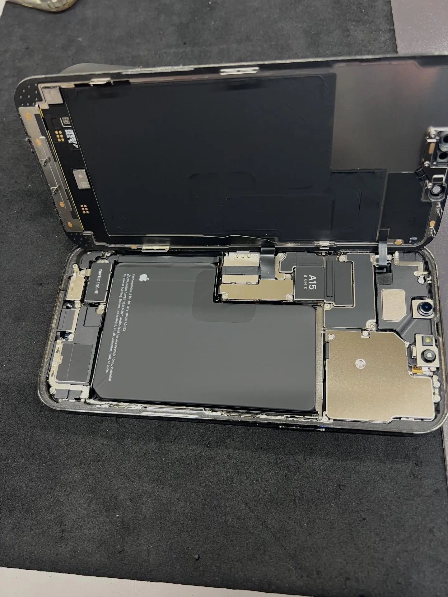 iPhone13pro のリヤカメラ修理