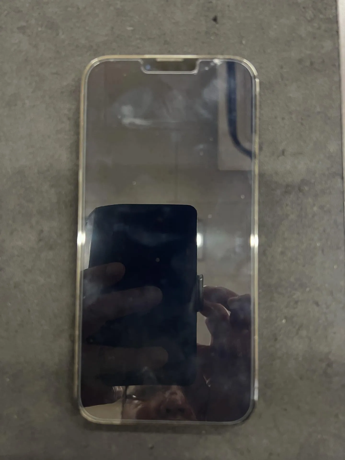 iPhone13pro のリヤカメラ修理