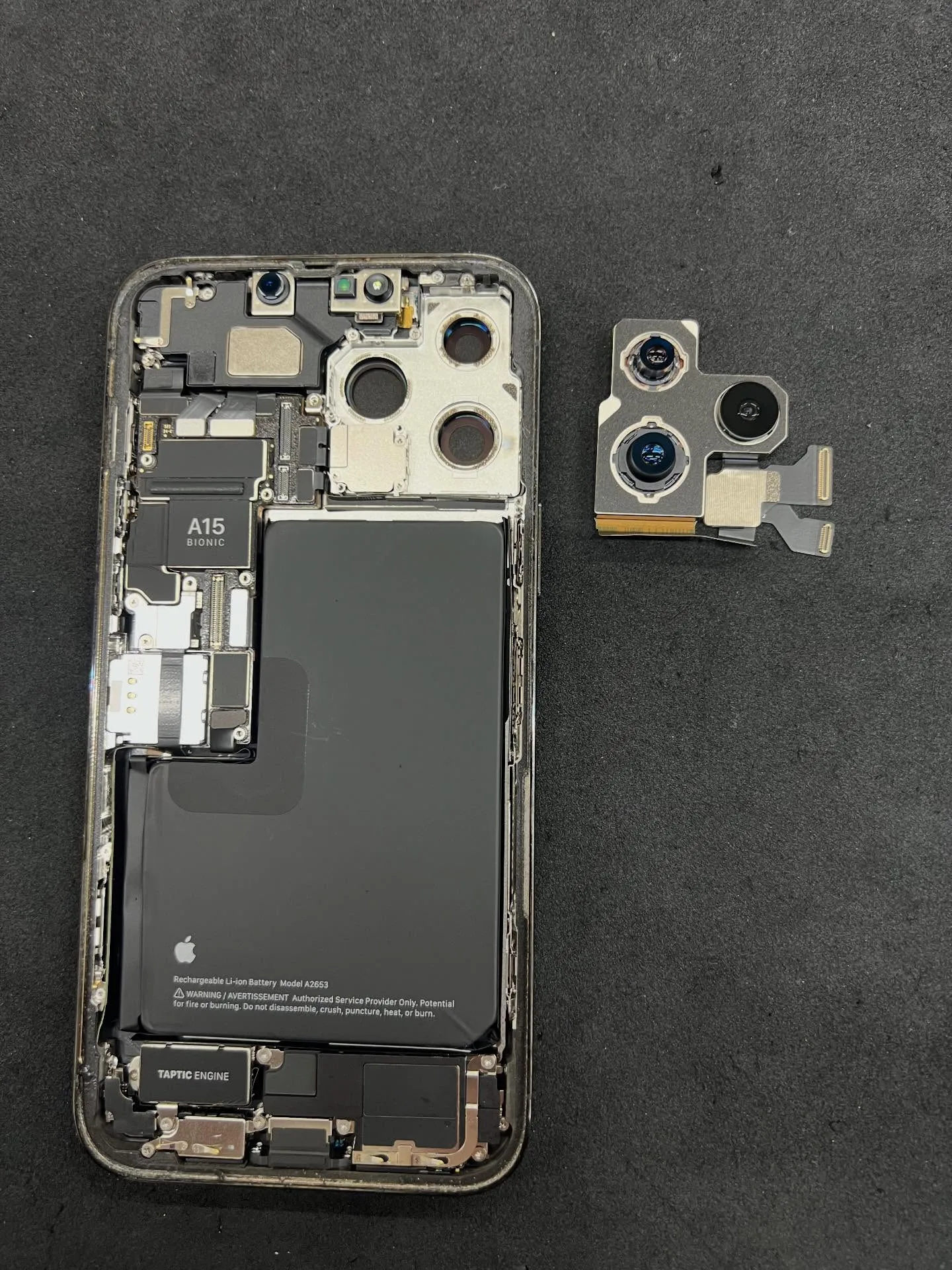 iPhone13pro のリヤカメラ修理