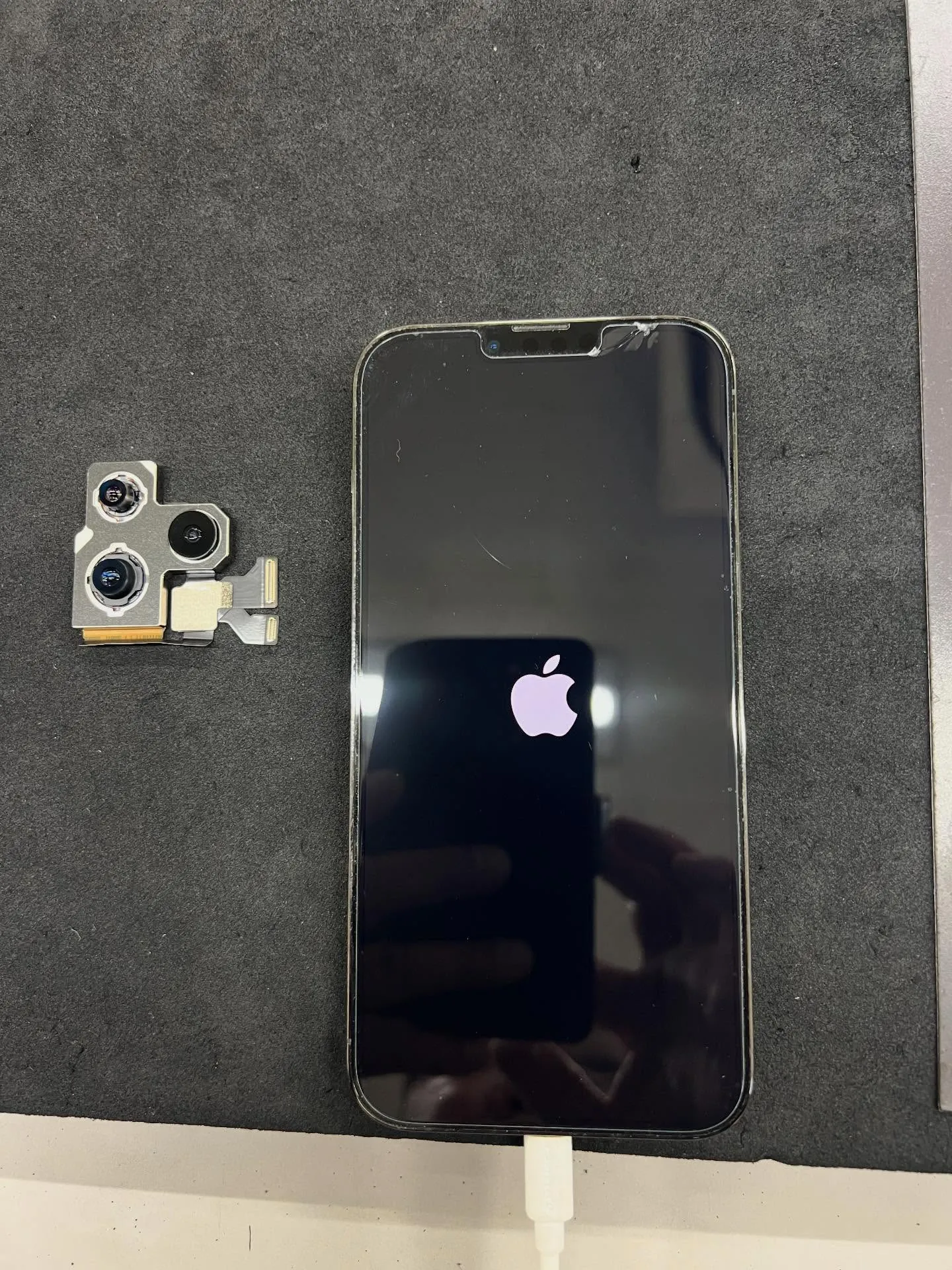 iPhone13pro のリヤカメラ修理