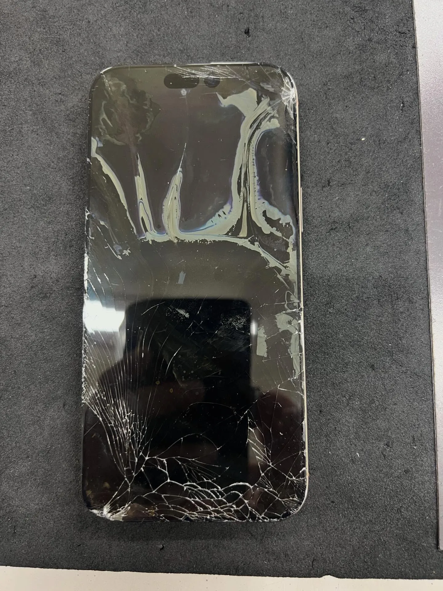 iPhone15の画面修理
