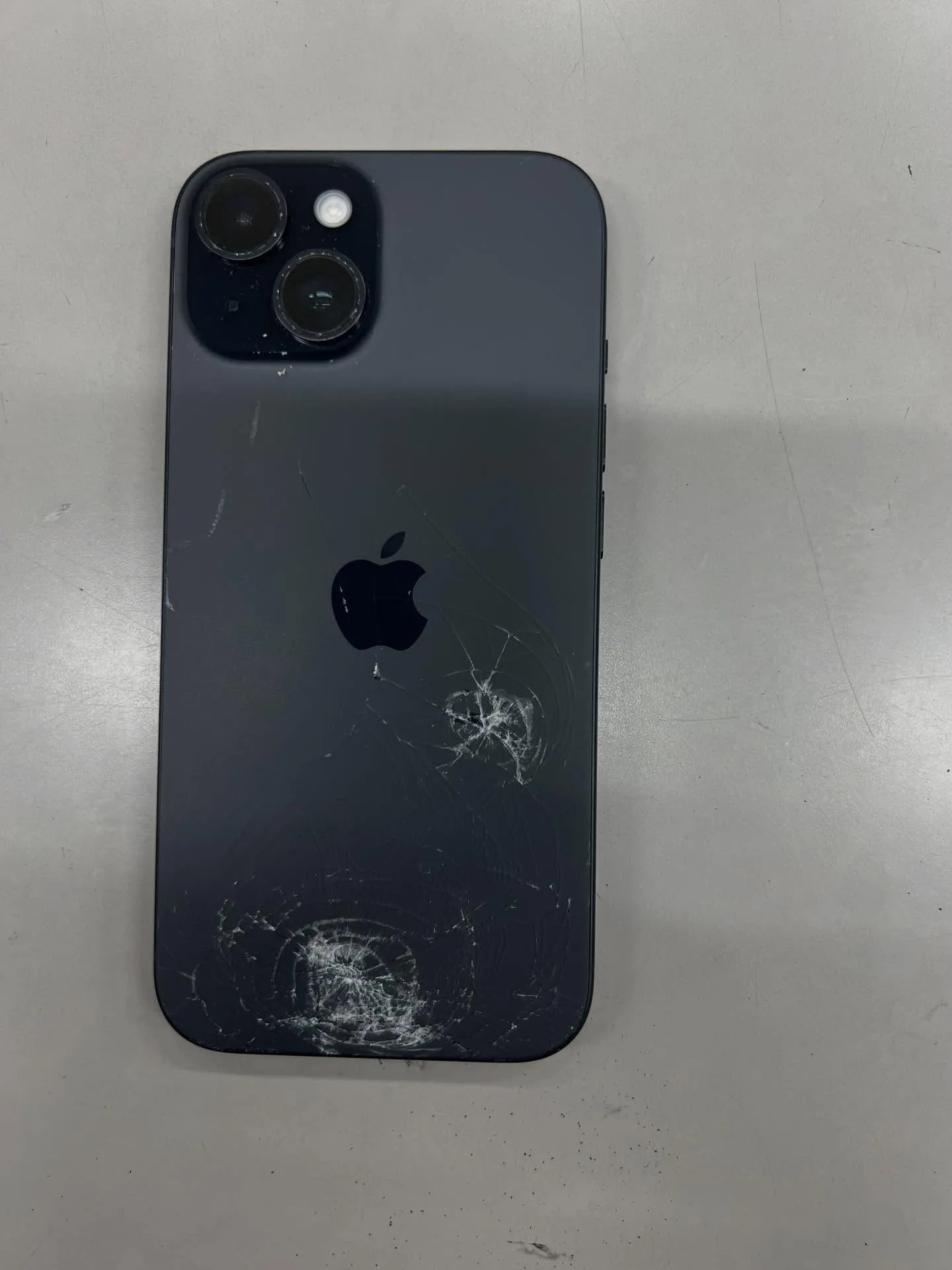 iPhone15の背面パネル修理