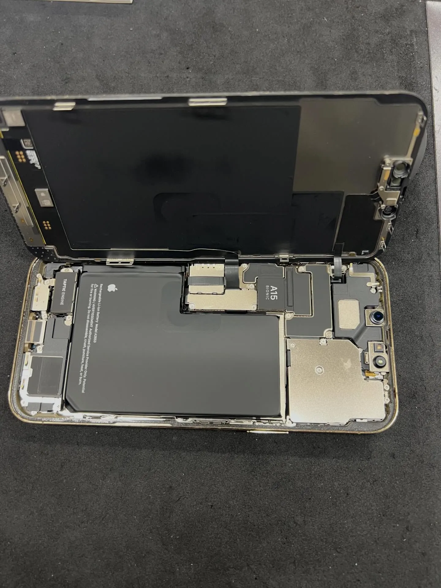 iPhone13pro maxの画面修理