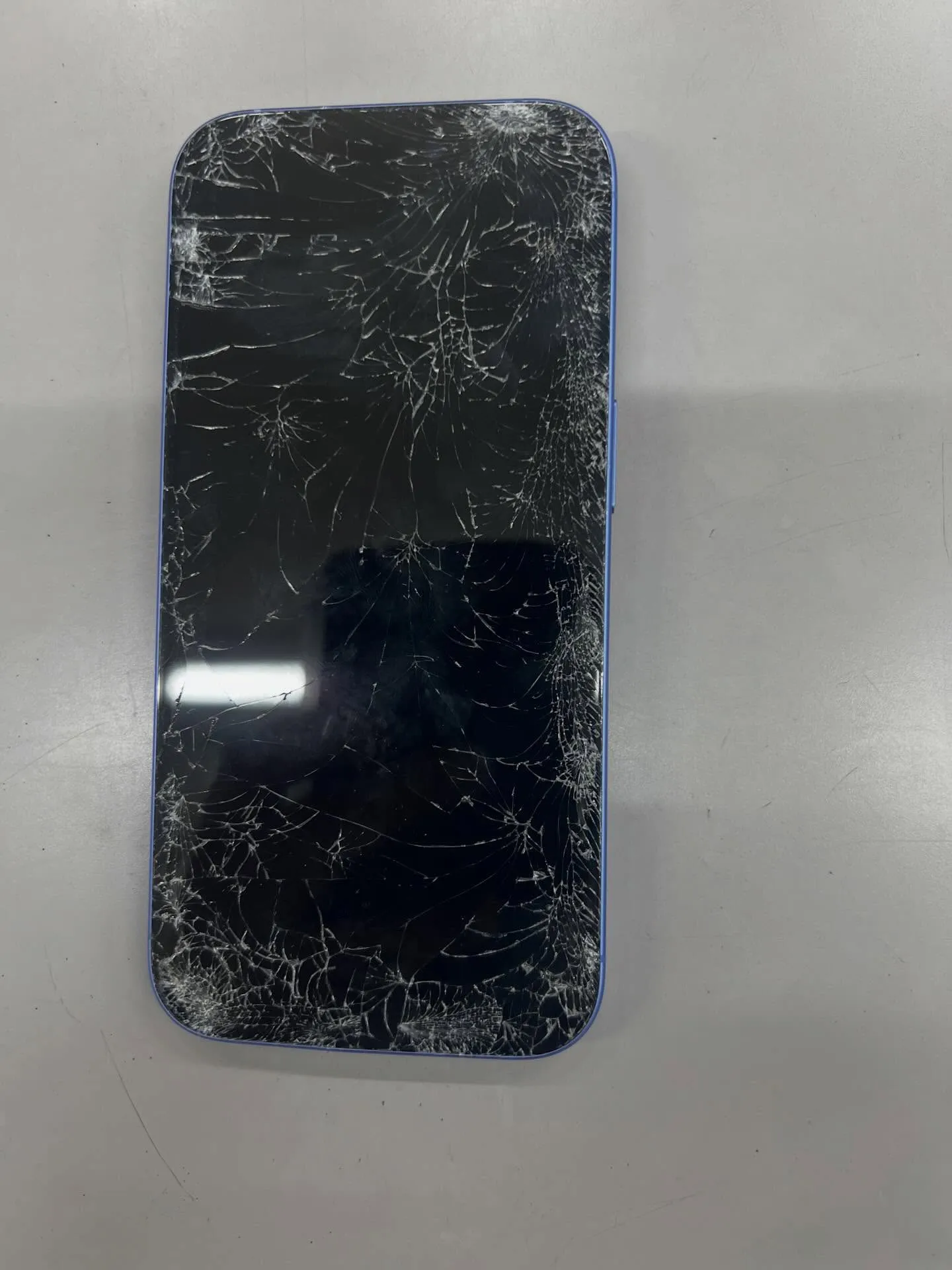 iPhone15の画面修理