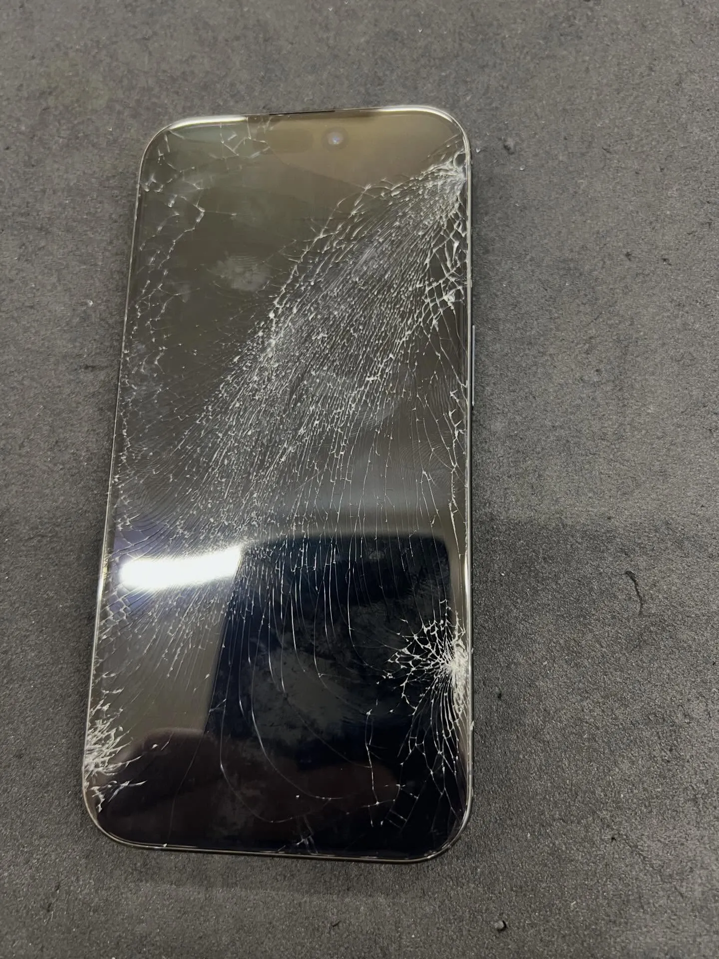 iPhone 15proのバッテリー交換と画面修理