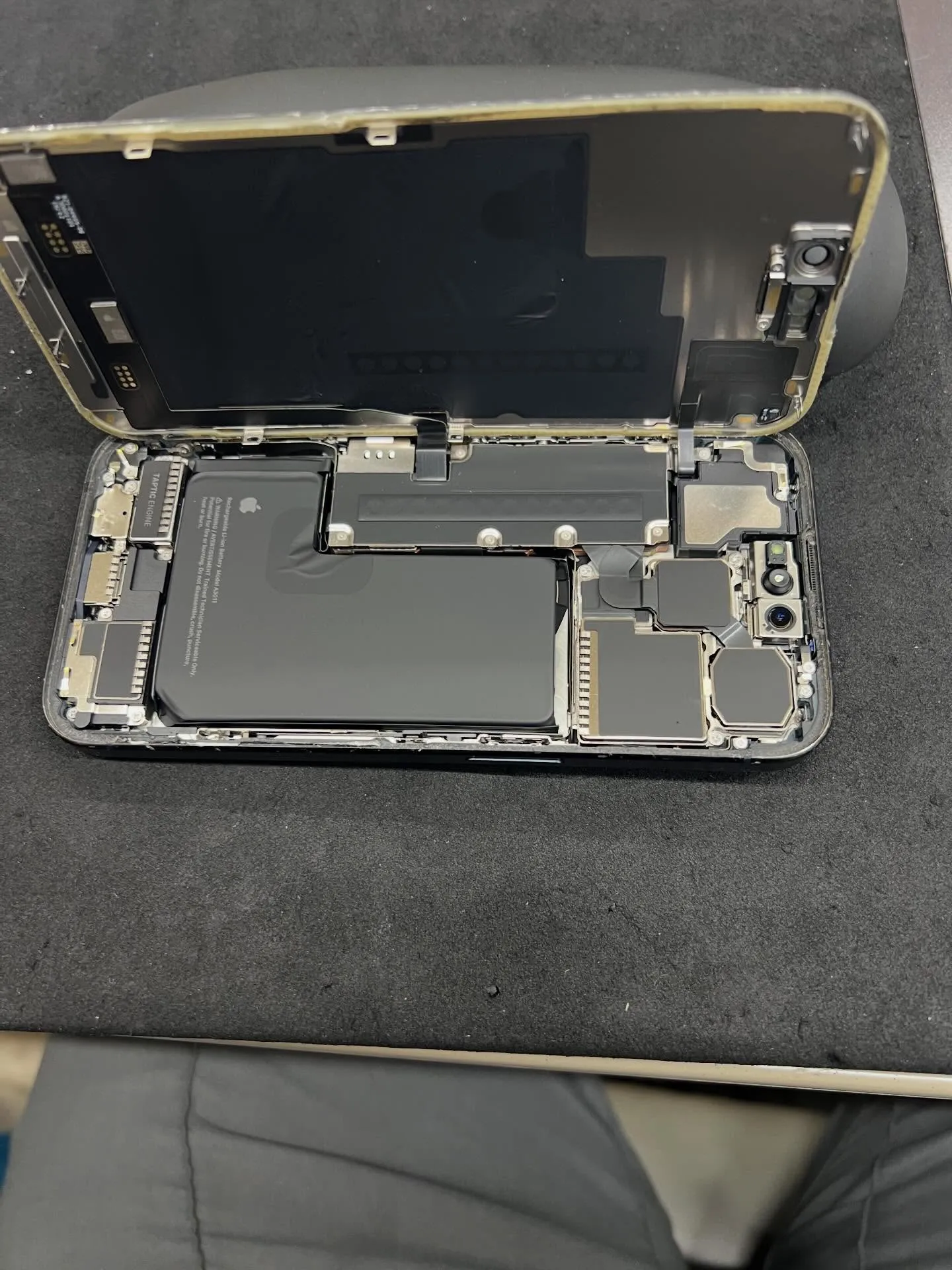iPhone 15proのバッテリー交換と画面修理