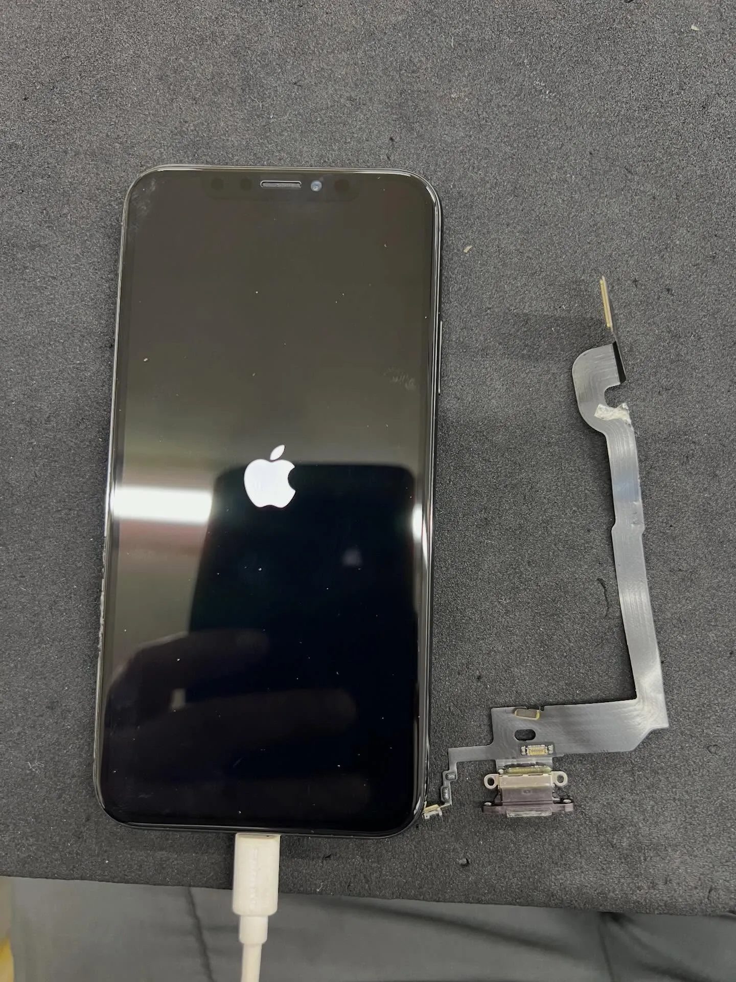 iPhoneXの充電口の修理