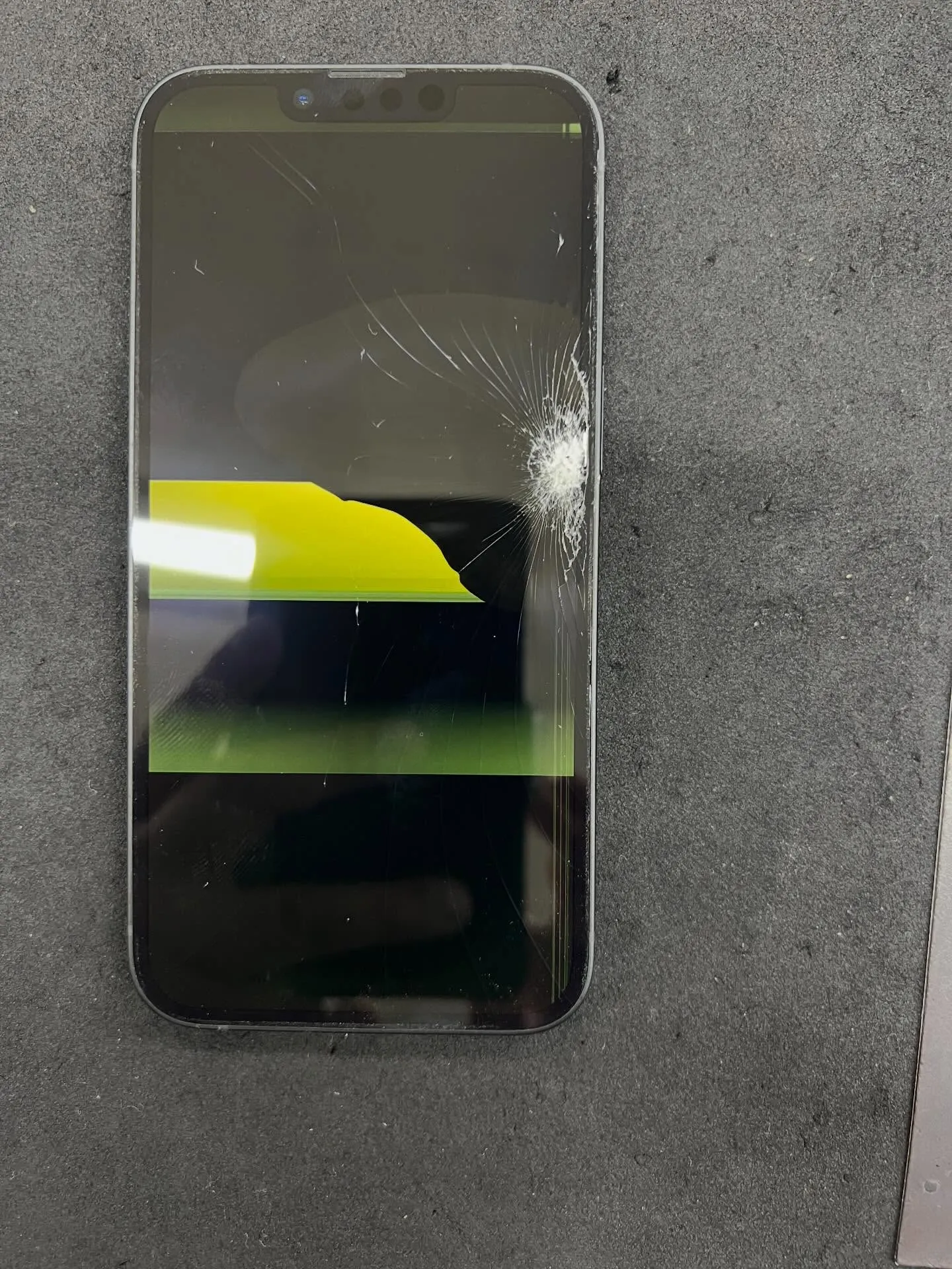 iPhone15の画面修理