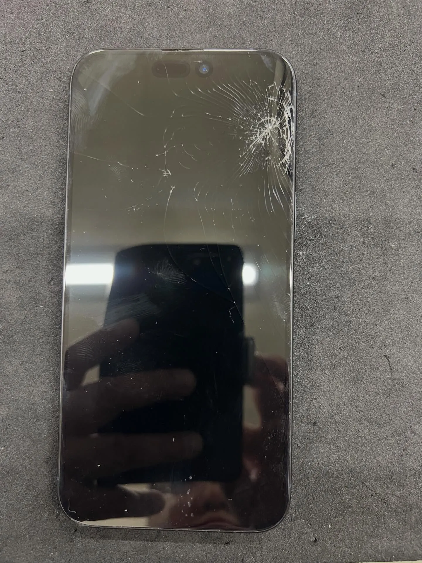 iPhone 15promaxの画面修理