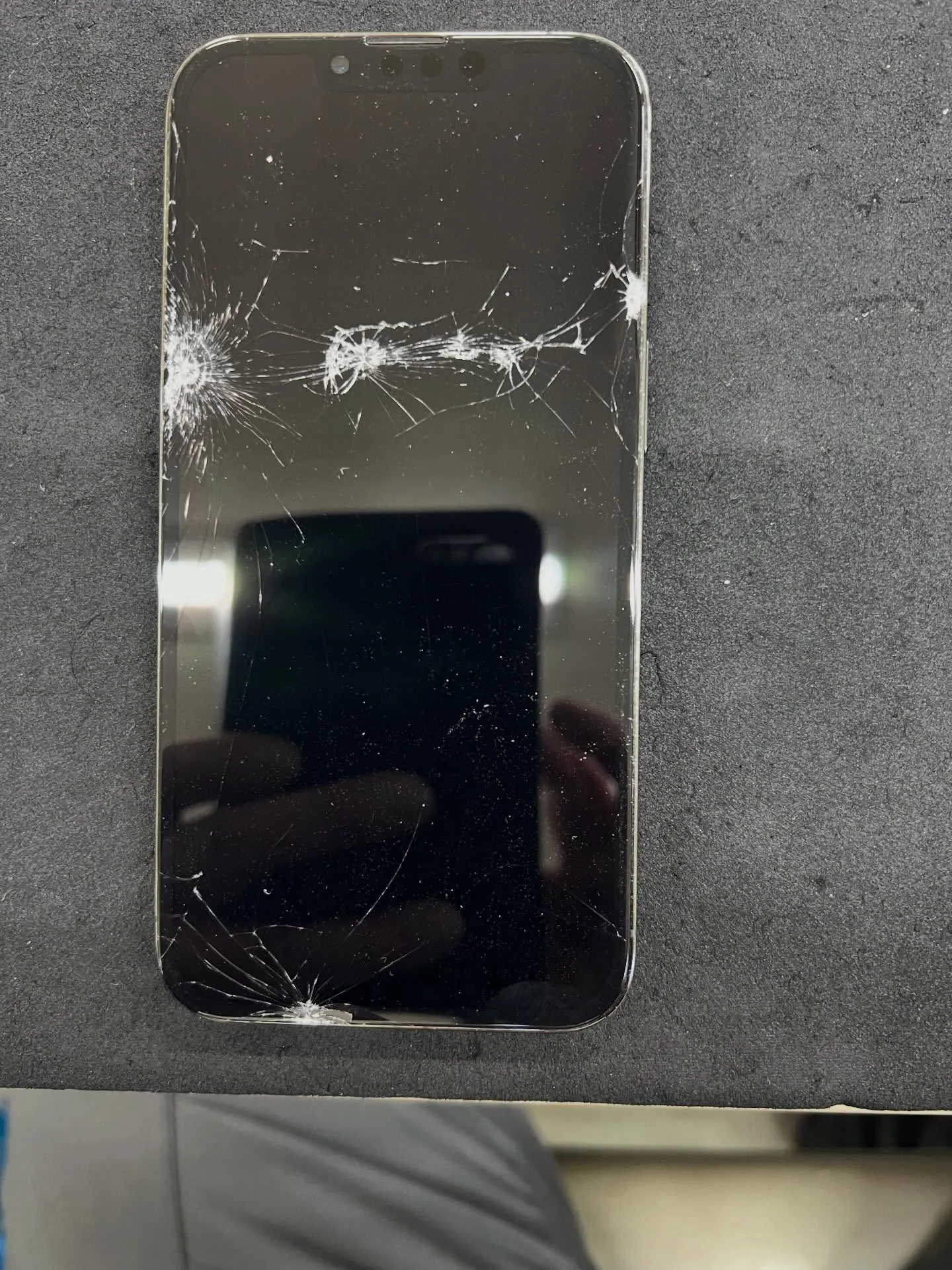 iPhone 13proの画面修理とバッテリー交換