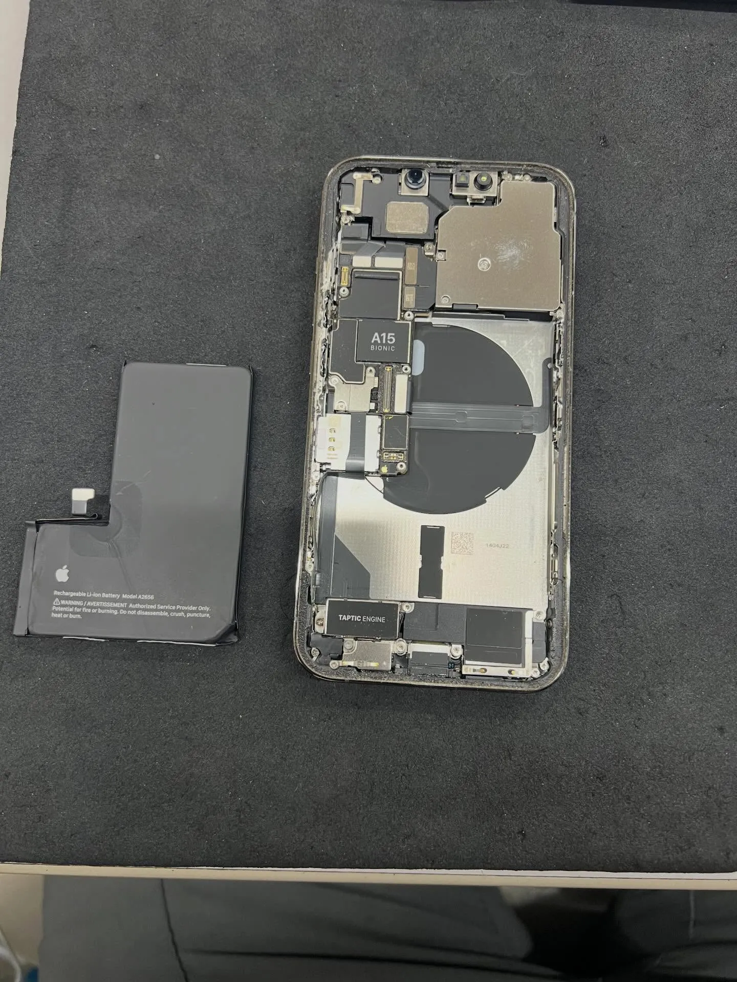 iPhone 13proの画面修理とバッテリー交換